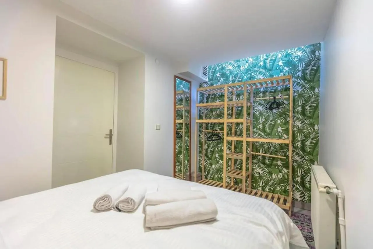 4-Story Gem In Cihangir - 5 Bedroom & Cute Rooftop Istanbul 0*,  Turkey