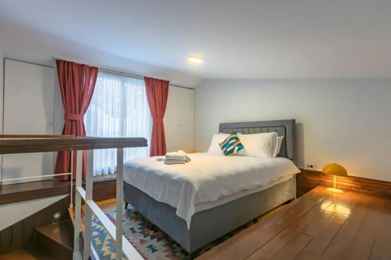 4-Story Gem In Cihangir - 5 Bedroom & Cute Rooftop Istanbul